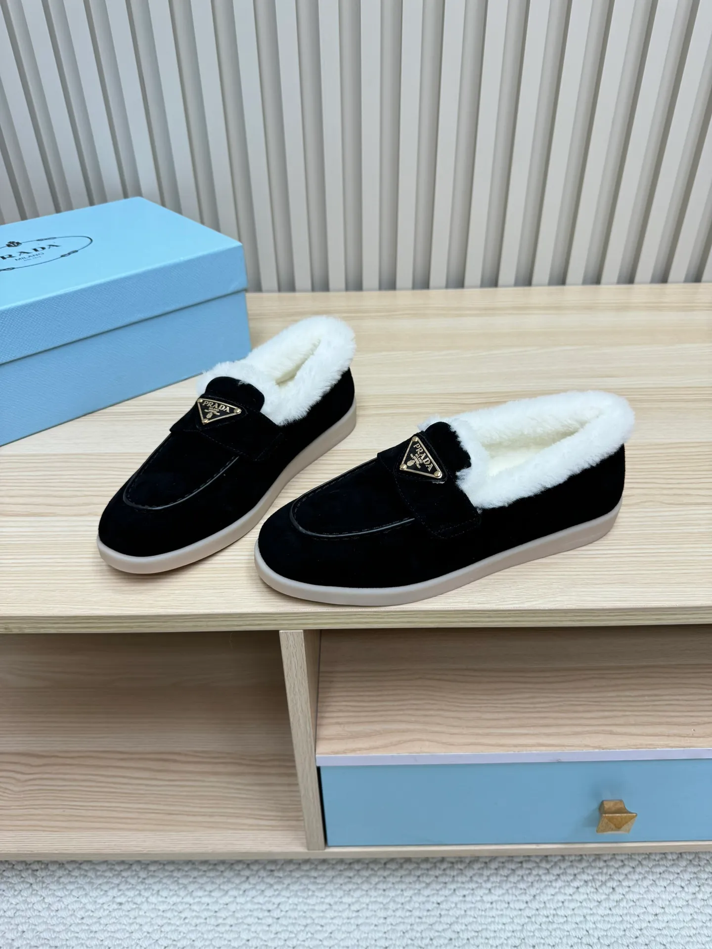 p580 Prada couple loafers｜Winter warmth and good looks at the same time online❄️👫 This is the C position of the shoe cabinet this autumn and winter! Prada's new couple's loafers are high-end yet still stylish~ ✨Imported frosted cowhide fabric, exquisite texture and high-end at first glance 🐑Australian imported sheepskin fur integrated lining, maximum warmth retention! It is also super warm to wear in winter in the north. 🔺The classic triangle logo embellishes the upper, which is simple and elegant, with perfect recognition. 💯Original TPU absorbent film outsole, non-slip, wear-resistant and durable. A must-have item for couples to go out on the street! The upper foot instantly enhances the overall outfit level, whether it is paired with a coat or a down jacket, it looks great ~ #Prada Loafers #coupleshoesrecommend #wintermusthaveshoes #luxurywear Outfit Fabric: Imported two-layer frosted cowhide Lining: Sheepskin imported from Australia One piece Outsole: Original Tpu absorbent film outsole Female size: 35~41 (customized in 41) Male size: 39~45 (customized in 45)
